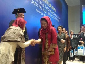 Saat Puti dan Khofifah Saling Puji Bos Mayapada Saat Puti dan Khofifah Saling Puji Bos Mayapada