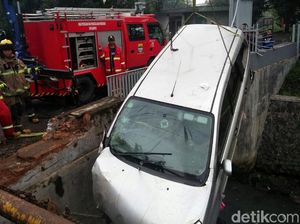 Masuk Sungai Citepus, Grand Livina Ringsek