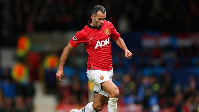 MANCHESTER, ENGLAND - OCTOBER 23:  Ryan Giggs of Manchester United in action during the UEFA Champions League Group A match between Manchester United and Real Sociedad at Old Trafford on October 23, 2013 in Manchester, England.  (Photo by Alex Livesey/Getty Images)