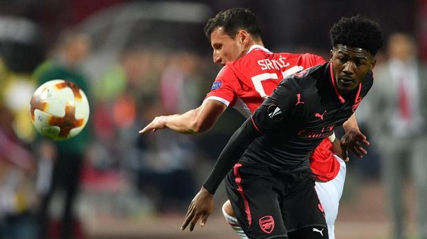 Ainsley Maitland-Niles dapat beroperasi menjadi bek dan gelandang di sayap kanan dan kiri.