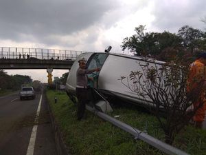 Pecah Ban, Minibus Terbalik di Tol Padaleunyi