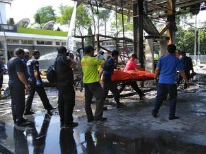 Korban Tewas Kebakaran SPBU di SIER Dibawa ke RS Bhayangkara Korban Tewas Kebakaran SPBU di SIER Dibawa ke RS Bhayangkara