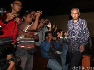 Setya Novanto Ditangani Dokter Ginjal Saat Kecelakaan Mobil Setya Novanto Ditangani Dokter Ginjal Saat Kecelakaan Mobil