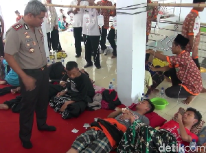 Puluhan Santri di Tegal Diduga Keracunan Minuman Takjil Buka Puasa Puluhan Santri di Tegal Diduga Keracunan Minuman Takjil Buka Puasa