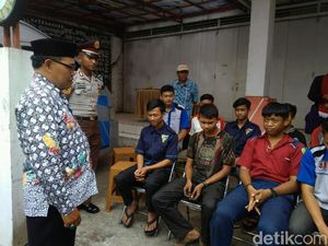 Pelanggar Lalu Lintas di Garut Diceramahi Ustaz Pelanggar Lalu Lintas di Garut Diceramahi Ustaz