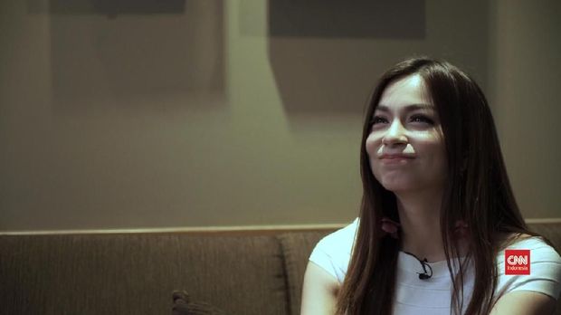 Sandra Olga lahir pada 10 April 1990 di dalam pesawat.