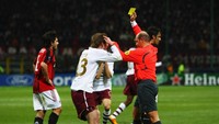 Aleksandr Hleb menjadi pemain pertama yang mendapat kartu kuning di laga ini. (Foto: Mike Hewitt/Getty Images)
