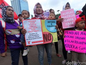 Parade Juang Perempuan Indonesia Serukan Tuntutan di Gedung DPR