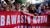 Potret Emak-emak Pendukung Partai Republik Demo di Bawaslu