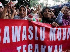 Potret Emak-emak Pendukung Partai Republik Demo di Bawaslu