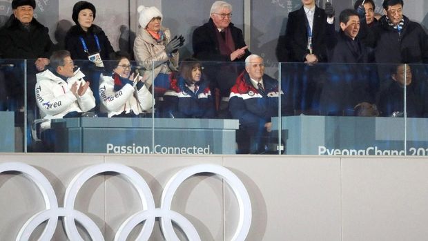Pembukaan Olimpiade Musim Dingin di Pyeongchang yang menyatukan petinggi AS, Korsel dan Korut.