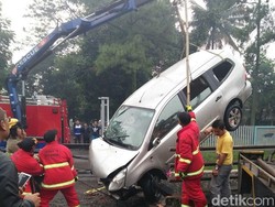 Mobil Masuk Sungai Citepus Bandung, Pengendara Terluka
