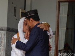 Ke Ponpes di Gresik, Jokowi Gandeng Tangan KH Masbuhin Faqih