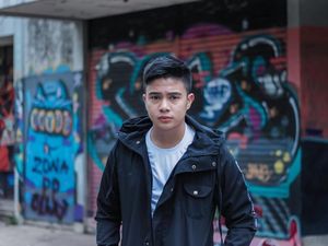 Kepala Umay Shahab Mau Pecah, Jadi Pemeran-Sutradara di Perayaan Mati Rasa Kepala Umay Shahab Mau Pecah, Jadi Pemeran-Sutradara di Perayaan Mati Rasa