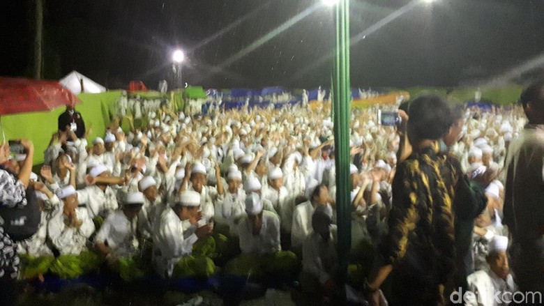Tunggu Jokowi, Santri Ponpes Langitan Berselawat dan Hujan-hujanan