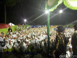 Tunggu Jokowi, Santri Ponpes Langitan Berselawat dan Hujan-hujanan