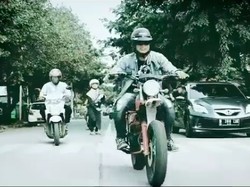 Kocak, Gara-gara Naik Motor Pakai Headset Istri Ketinggalan