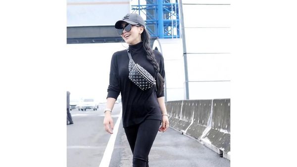 Gaya Syahrini Pakai Tas Pinggang Kekinian, Termasuk Saat Pose di Pinggir Tol