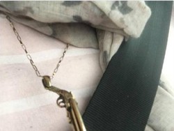 Berbentuk Pistol, Kalung Wanita Ini Disita Bandara London