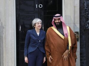 Momen Putra Mahkota Saudi Bertemu dan Salaman dengan PM Inggris