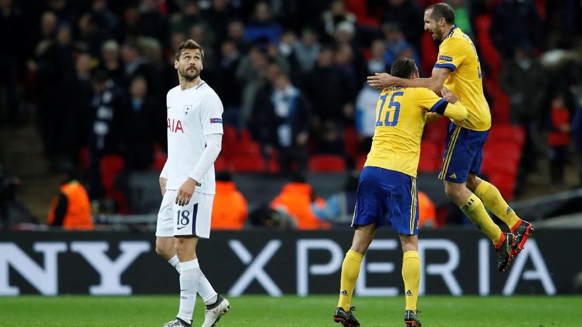 Giorgio Chiellini dan Andrea Barzagli merayakan kemenangan Juventus atas Tottenham Hotspur (Eddie Keogh/Reuters)