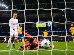 Hasratnya untuk mencatatkan clean sheet ke-50 gagal. Gawangnya dibobol oleh Son Heung-min. (Foto: Catherine Ivill/Getty Images)