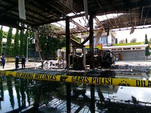 Selidiki Kebakaran SPBU di SIER, Polisi Pelototi CCTV Selidiki Kebakaran SPBU di SIER, Polisi Pelototi CCTV