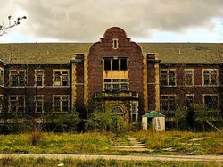 Gokil! Dua Mahasiswa Ini Rela Tidur di Rumah Angker Demi Cuan