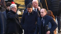 Pengusaha top Italia Diego Della Valle dan Matteo Renzi, mantan perdana menteri Italia, juga terlihat dalam massa yang datang berkabung. (Foto: Alessandro Bianchi/Reuters).