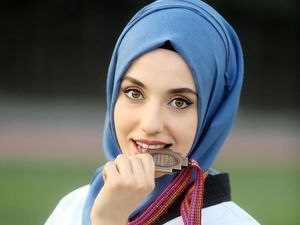 Pesona Kubra Dagli, Hijabers Cantik Peraih Medali Emas di Taekwondo Dunia