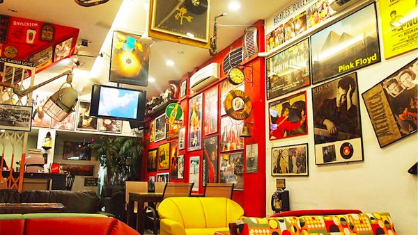 Di Kafe Ini Bisa Nostalgia dengan Musik Oldies dari PH dan Nikmati Meringue Tart