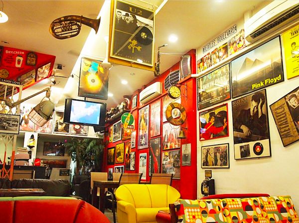 Di Kafe Ini Bisa Nostalgia dengan Musik Oldies dari PH dan Nikmati Meringue Tart