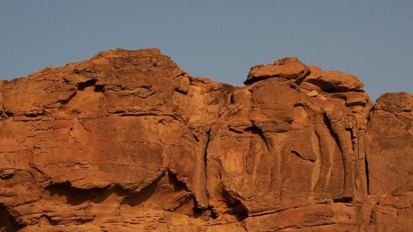 Seperti Ini Jadinya Kalau Bebatuan di Arab Saudi Diukir Seperti Unta