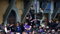 Hasrat besar fans La Viola melepas sang kapten sampai membuat beberapa di antaranya memanjat tiang. (Foto: Alessandro Bianchi/Reuters).