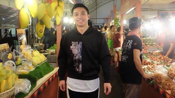 Lihat Nih, Ketika Mario Kahitna Cicipi Kungfu Tea hingga Mampir Beli Buah ke Pasar