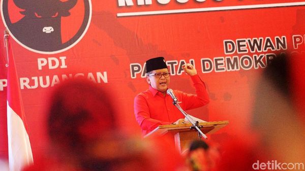Hasto Beri Pengarahan Kader Perempuan PDIP
