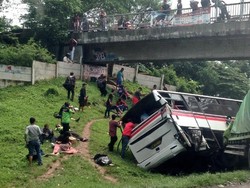 Tabrakan Bus Vs Truk di Tol Cikampek, Korban Dilarikan ke RS