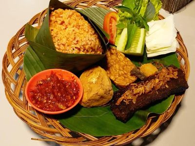 Raos Pisan! Nasi Timbel dan Lauk Sunda Pilihan Netizen yang Bikin Ngiler