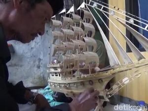 Membuat Miniatur Kapal Sumber Penghasilan Wahidi Kala Melaut Sepi