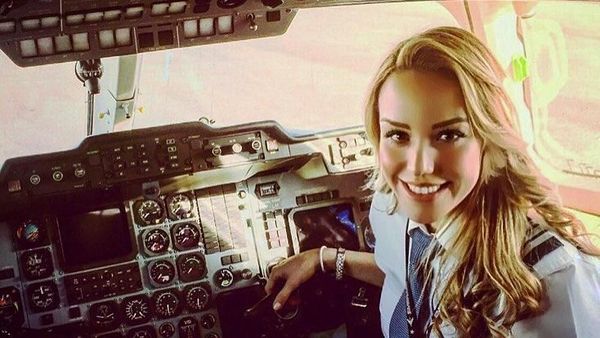 Gaya Liburan Pilot Cantik Pesawat Jet Pribadi Cristiano Ronaldo