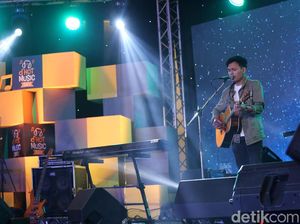 Rendy Pandugo Tak Risih Punya Banyak Penggemar Perempuan