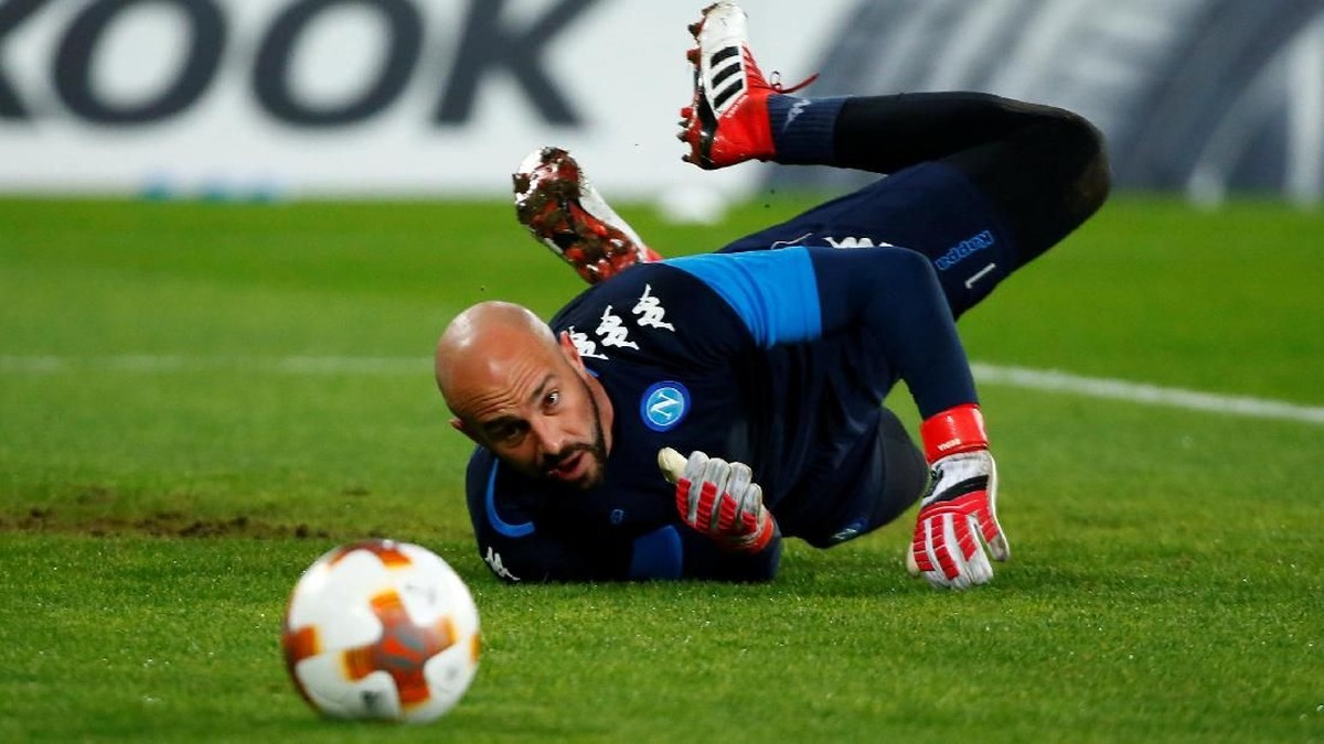 Kiper Napoli Pepe Reina didekati AC Milan. (Foto: Tony Gentile/Reuters)