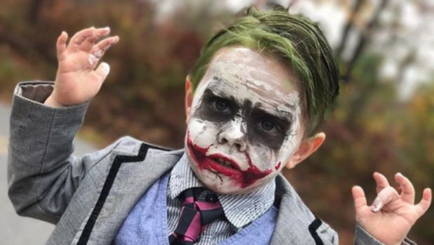 Saat bocah dirias kakaknya jadi joker sampai badut IT