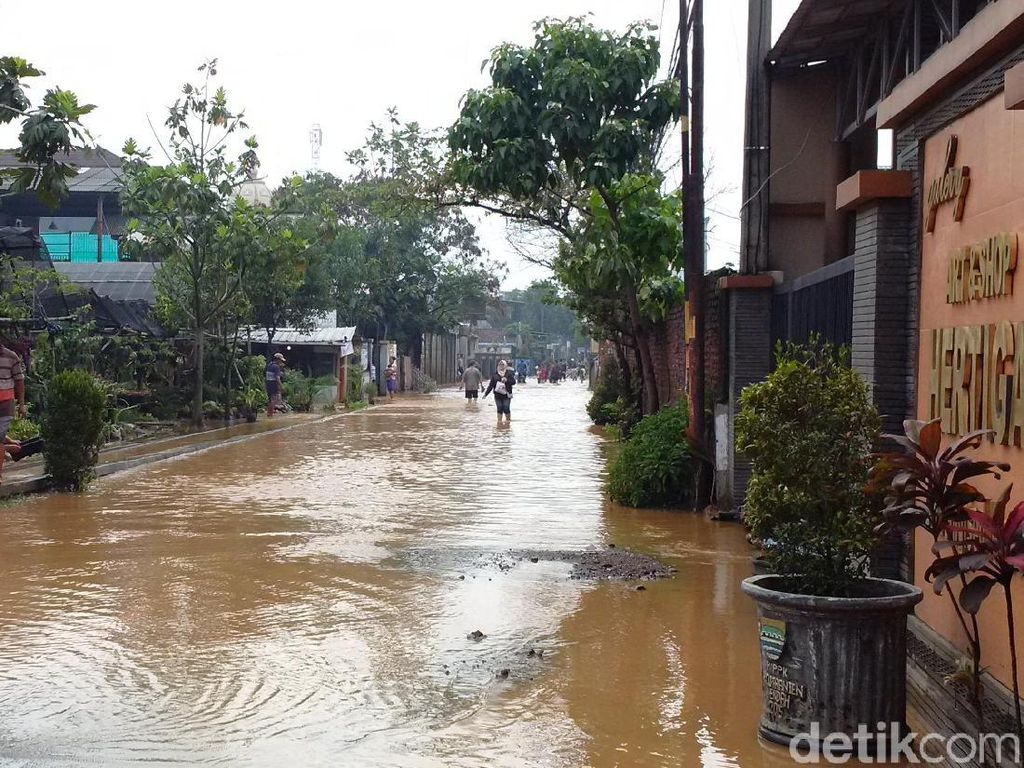Banjir yang Memutus Akses Jalan Cingised karena Tanggul Jebol Banjir yang Memutus Akses Jalan Cingised karena Tanggul Jebol