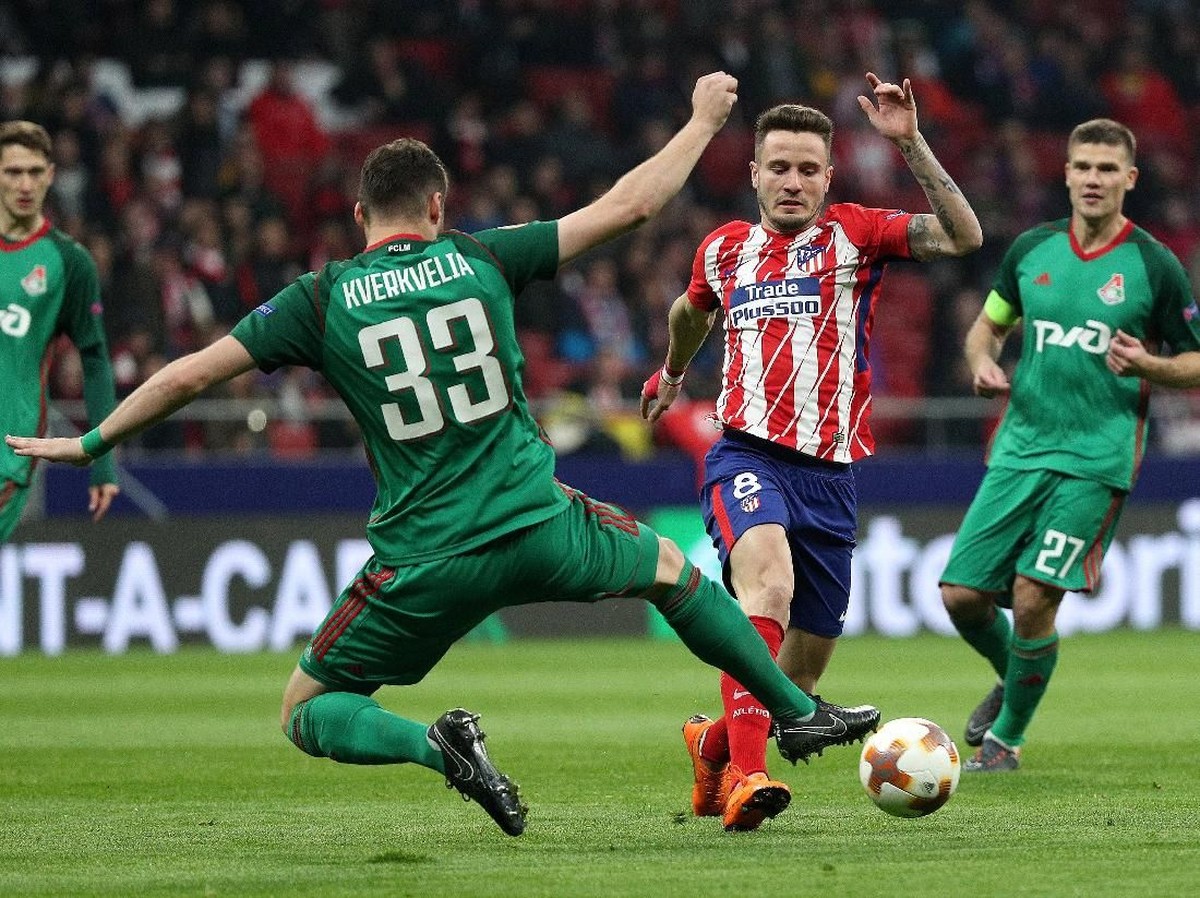 Saul Niguez (merah-putih) saat berebut bola dengan Solomon Kvirkvelia di laga Atletico Madrid vs Lokomotiv Moskow. (Foto: Sergio Perez/Reuters)