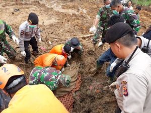 Ibu Rumah Tangga Tertimbun Longsor di Bandung Barat Ditemukan