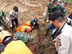 Ibu Rumah Tangga Tertimbun Longsor di Bandung Barat Ditemukan