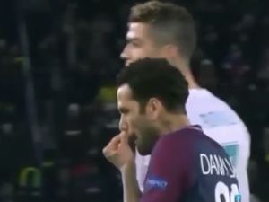 Ada Ingus Dani Alves di Baju Ronaldo?