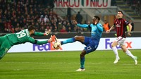 Sementara Milan kesulitan menciptakan ancaman langsung ke gawang tamunya, Arsenal beberapa kali mendapatkan situasi bagus. Salah satunya lewat Danny Welbeck yang berhadapan satu lawan satu dengan Gianluigi Donnarumma. (Foto: Alessandro Bianchi/ REUTERS)