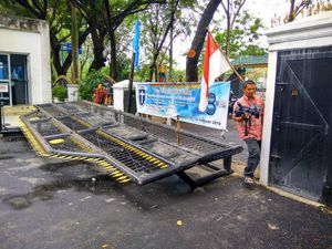 Bum!!! Gerbang DPRD Sumut Tumbang Didobrak Mahasiswa Penolak UU MD3